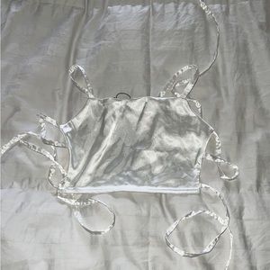 PRETTY LITTLE THING crop top